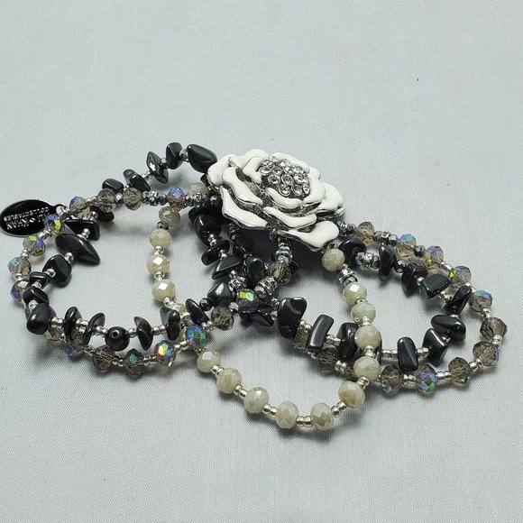 ALI KHAN white flower flower with rhinestone and glass beaded stretch bracelet - Picture 3 of 6